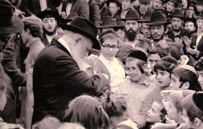 Le Rabbi avec des enfants Habad